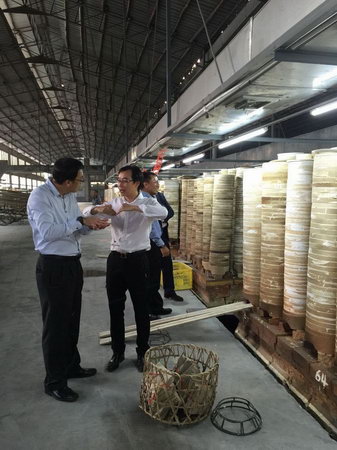 2015年4月27日，馬來(lái)西亞投資發(fā)展局Nurullydia Ahmad ，莉迪亞一行到我公司考察指導(dǎo)。