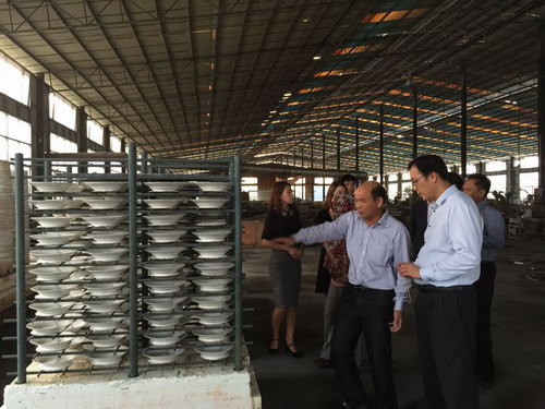 2015年4月27日，馬來(lái)西亞投資發(fā)展局Nurullydia Ahmad ，莉迪亞一行到我公司考察指導(dǎo)。