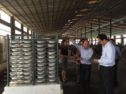 2015年4月27日，馬來(lái)西亞投資發(fā)展局Nurullydia Ahmad ，莉迪亞一行到我公司考察指導(dǎo)。