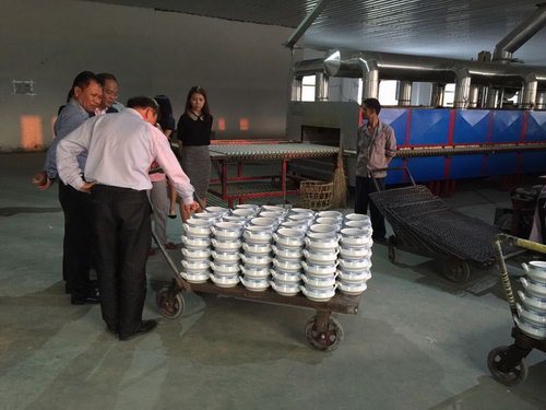 2015年4月27日，馬來(lái)西亞投資發(fā)展局Nurullydia Ahmad ，莉迪亞一行到我公司考察指導(dǎo)。