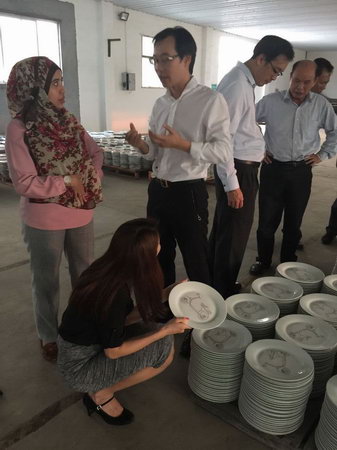 2015年4月27日，馬來(lái)西亞投資發(fā)展局Nurullydia Ahmad ，莉迪亞一行到我公司考察指導(dǎo)。