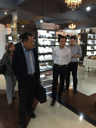 2015年4月27日，馬來(lái)西亞投資發(fā)展局Nurullydia Ahmad ，莉迪亞一行到我公司考察指導(dǎo)。