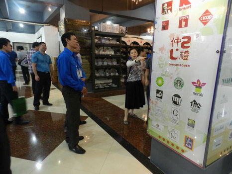 中國廣西國際青年交流學(xué)院到我公司參觀。