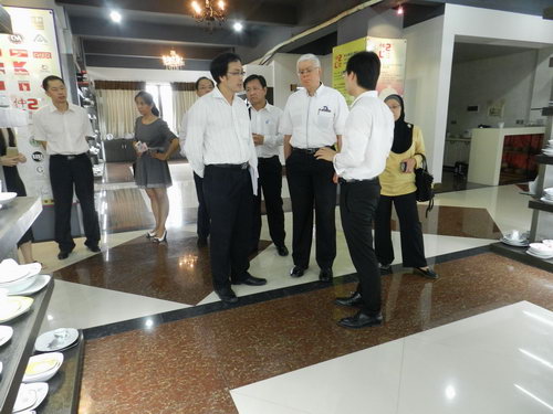 馬來西亞東海岸經(jīng)濟特區(qū)發(fā)展理事會執(zhí)行總裁艾薩一行到我公司考察。