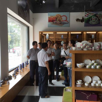 2015上年9月24日，福建省德化縣人大常委會涂健圻主任一行在北流市領(lǐng)導(dǎo)的帶領(lǐng)下到我公司進(jìn)行調(diào)研