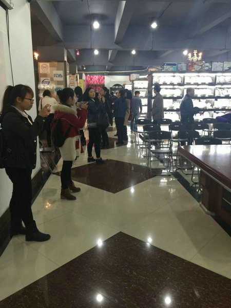 2015年12月23日下午，玉林師院外國語學(xué)院2012級、2013級掛榜班學(xué)生在該院應(yīng)用英語實踐教研室主任寧波老師帶領(lǐng)下到我公司進(jìn)行見習(xí)，公司副總經(jīng)理陳大坤全程陪同此次見習(xí)活動。