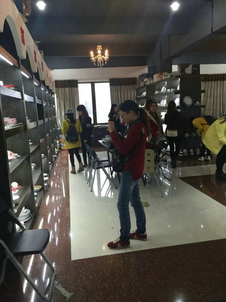 2015年12月23日下午，玉林師院外國語學(xué)院2012級、2013級掛榜班學(xué)生在該院應(yīng)用英語實踐教研室主任寧波老師帶領(lǐng)下到我公司進(jìn)行見習(xí)，公司副總經(jīng)理陳大坤全程陪同此次見習(xí)活動。