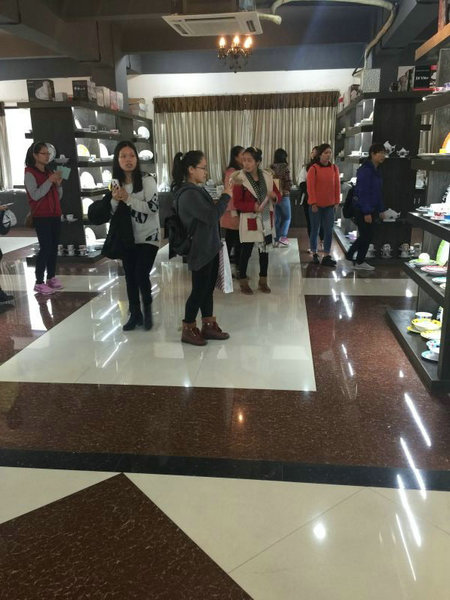 2015年12月23日下午，玉林師院外國語學(xué)院2012級、2013級掛榜班學(xué)生在該院應(yīng)用英語實踐教研室主任寧波老師帶領(lǐng)下到我公司進(jìn)行見習(xí)，公司副總經(jīng)理陳大坤全程陪同此次見習(xí)活動。