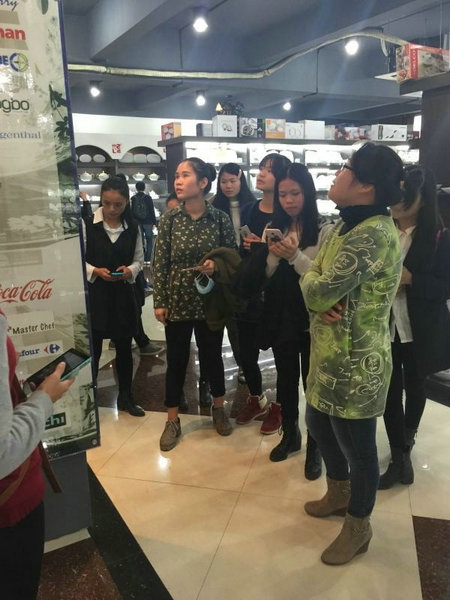 2015年12月23日下午，玉林師院外國語學(xué)院2012級、2013級掛榜班學(xué)生在該院應(yīng)用英語實踐教研室主任寧波老師帶領(lǐng)下到我公司進(jìn)行見習(xí)，公司副總經(jīng)理陳大坤全程陪同此次見習(xí)活動。