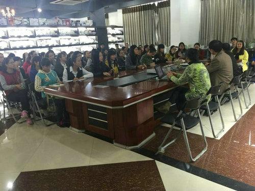 2015年12月23日下午，玉林師院外國語學(xué)院2012級、2013級掛榜班學(xué)生在該院應(yīng)用英語實踐教研室主任寧波老師帶領(lǐng)下到我公司進(jìn)行見習(xí)，公司副總經(jīng)理陳大坤全程陪同此次見習(xí)活動。