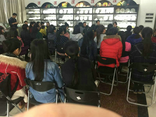 2015年12月23日下午，玉林師院外國語學(xué)院2012級、2013級掛榜班學(xué)生在該院應(yīng)用英語實踐教研室主任寧波老師帶領(lǐng)下到我公司進(jìn)行見習(xí)，公司副總經(jīng)理陳大坤全程陪同此次見習(xí)活動。