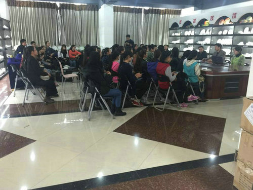 2015年12月23日下午，玉林師院外國語學(xué)院2012級、2013級掛榜班學(xué)生在該院應(yīng)用英語實踐教研室主任寧波老師帶領(lǐng)下到我公司進(jìn)行見習(xí)，公司副總經(jīng)理陳大坤全程陪同此次見習(xí)活動。