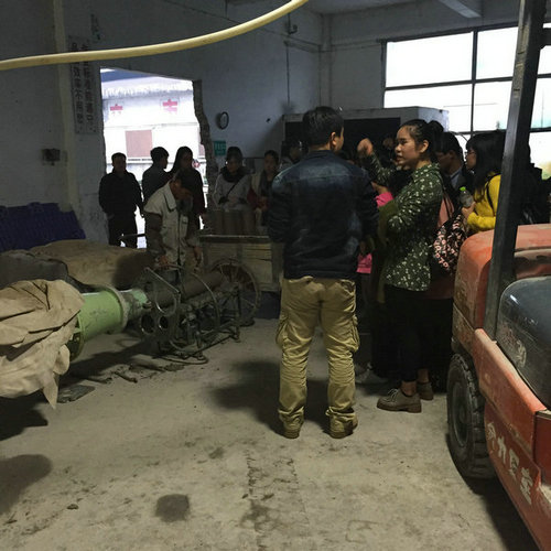 2015年12月23日下午，玉林師院外國語學(xué)院2012級、2013級掛榜班學(xué)生在該院應(yīng)用英語實踐教研室主任寧波老師帶領(lǐng)下到我公司進(jìn)行見習(xí)，公司副總經(jīng)理陳大坤全程陪同此次見習(xí)活動。