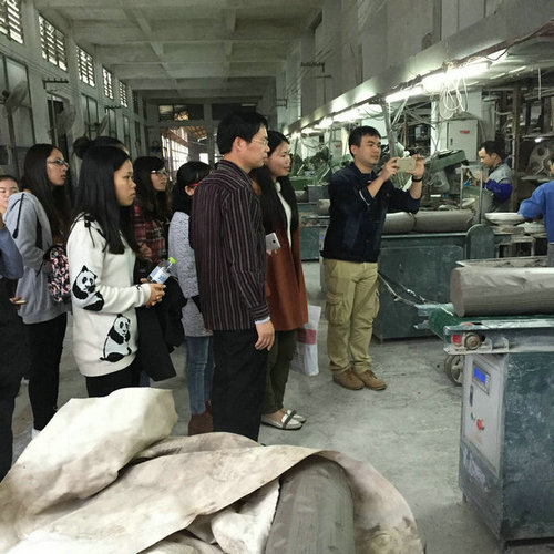 2015年12月23日下午，玉林師院外國語學(xué)院2012級、2013級掛榜班學(xué)生在該院應(yīng)用英語實踐教研室主任寧波老師帶領(lǐng)下到我公司進(jìn)行見習(xí)，公司副總經(jīng)理陳大坤全程陪同此次見習(xí)活動。