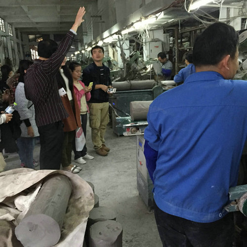 2015年12月23日下午，玉林師院外國語學(xué)院2012級、2013級掛榜班學(xué)生在該院應(yīng)用英語實踐教研室主任寧波老師帶領(lǐng)下到我公司進(jìn)行見習(xí)，公司副總經(jīng)理陳大坤全程陪同此次見習(xí)活動。