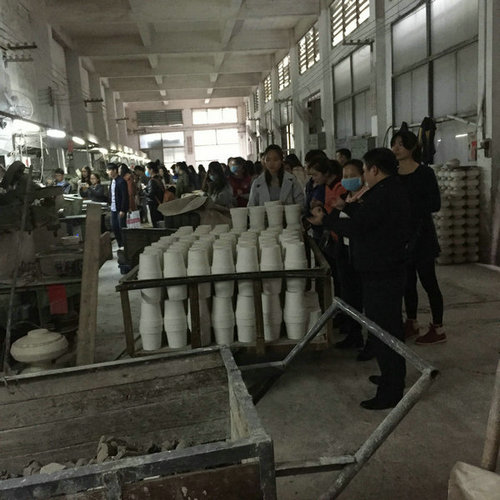 2015年12月23日下午，玉林師院外國語學(xué)院2012級、2013級掛榜班學(xué)生在該院應(yīng)用英語實踐教研室主任寧波老師帶領(lǐng)下到我公司進(jìn)行見習(xí)，公司副總經(jīng)理陳大坤全程陪同此次見習(xí)活動。