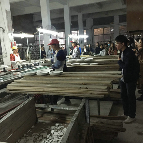 2015年12月23日下午，玉林師院外國語學(xué)院2012級、2013級掛榜班學(xué)生在該院應(yīng)用英語實踐教研室主任寧波老師帶領(lǐng)下到我公司進(jìn)行見習(xí)，公司副總經(jīng)理陳大坤全程陪同此次見習(xí)活動。