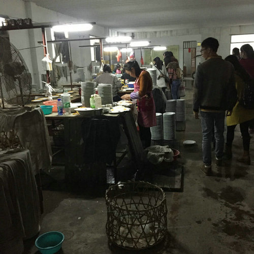 2015年12月23日下午，玉林師院外國語學(xué)院2012級、2013級掛榜班學(xué)生在該院應(yīng)用英語實踐教研室主任寧波老師帶領(lǐng)下到我公司進(jìn)行見習(xí)，公司副總經(jīng)理陳大坤全程陪同此次見習(xí)活動。