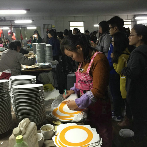 2015年12月23日下午，玉林師院外國語學(xué)院2012級、2013級掛榜班學(xué)生在該院應(yīng)用英語實踐教研室主任寧波老師帶領(lǐng)下到我公司進(jìn)行見習(xí)，公司副總經(jīng)理陳大坤全程陪同此次見習(xí)活動。