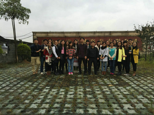 2015年12月23日下午，玉林師院外國語學(xué)院2012級、2013級掛榜班學(xué)生在該院應(yīng)用英語實踐教研室主任寧波老師帶領(lǐng)下到我公司進(jìn)行見習(xí)，公司副總經(jīng)理陳大坤全程陪同此次見習(xí)活動。