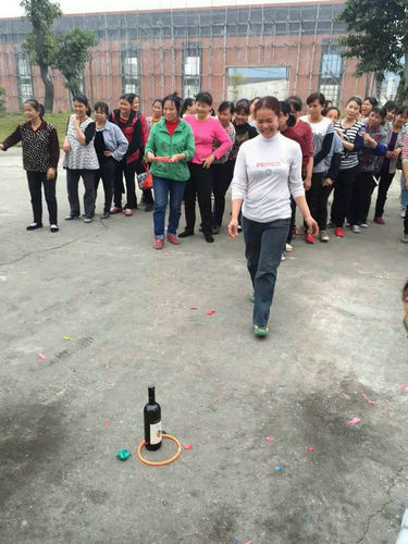 公司于2016年3月8日下午15：00至17點(diǎn)，舉辦了以“快樂工作、幸福生活”為主題的三八節(jié)活動。