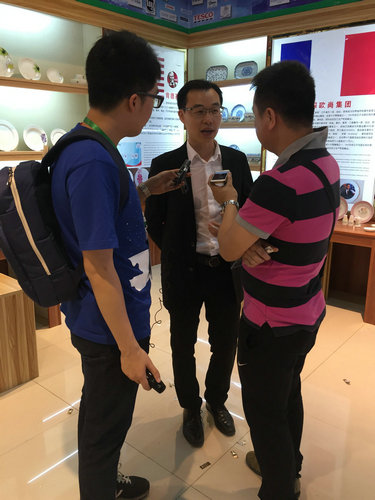 2016年4月18日仲禮公司參加了由中國陶瓷工業(yè)協(xié)會主辦，北流市人民政府承辦的第六屆中國（北流）國際陶瓷博覽會，我公司共參加了三個展區(qū)的產(chǎn)品展覽，分別是仲禮展廳、國際展位區(qū)、電商展位區(qū)，展出的產(chǎn)品受到了各級領(lǐng)導(dǎo)、嘉賓、客商的好評。