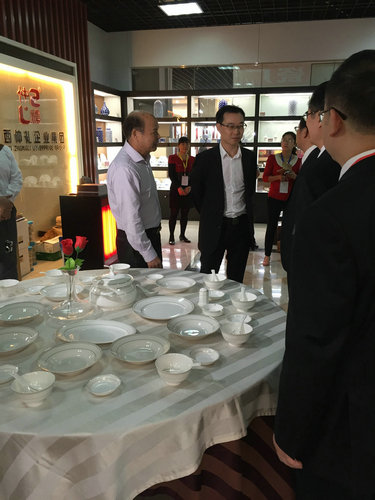 2016年4月18日仲禮公司參加了由中國陶瓷工業(yè)協(xié)會主辦，北流市人民政府承辦的第六屆中國（北流）國際陶瓷博覽會，我公司共參加了三個展區(qū)的產(chǎn)品展覽，分別是仲禮展廳、國際展位區(qū)、電商展位區(qū)，展出的產(chǎn)品受到了各級領(lǐng)導(dǎo)、嘉賓、客商的好評。