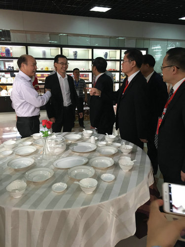 2016年4月18日仲禮公司參加了由中國陶瓷工業(yè)協(xié)會主辦，北流市人民政府承辦的第六屆中國（北流）國際陶瓷博覽會，我公司共參加了三個展區(qū)的產(chǎn)品展覽，分別是仲禮展廳、國際展位區(qū)、電商展位區(qū)，展出的產(chǎn)品受到了各級領(lǐng)導(dǎo)、嘉賓、客商的好評。