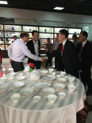 2016年4月18日仲禮公司參加了由中國陶瓷工業(yè)協(xié)會主辦，北流市人民政府承辦的第六屆中國（北流）國際陶瓷博覽會，我公司共參加了三個展區(qū)的產(chǎn)品展覽，分別是仲禮展廳、國際展位區(qū)、電商展位區(qū)，展出的產(chǎn)品受到了各級領(lǐng)導(dǎo)、嘉賓、客商的好評。