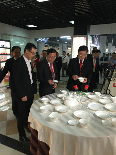 2016年4月18日仲禮公司參加了由中國陶瓷工業(yè)協(xié)會主辦，北流市人民政府承辦的第六屆中國（北流）國際陶瓷博覽會，我公司共參加了三個展區(qū)的產(chǎn)品展覽，分別是仲禮展廳、國際展位區(qū)、電商展位區(qū)，展出的產(chǎn)品受到了各級領(lǐng)導(dǎo)、嘉賓、客商的好評。