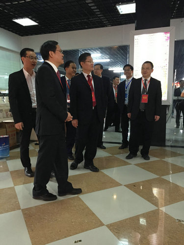 2016年4月18日仲禮公司參加了由中國陶瓷工業(yè)協(xié)會主辦，北流市人民政府承辦的第六屆中國（北流）國際陶瓷博覽會，我公司共參加了三個展區(qū)的產(chǎn)品展覽，分別是仲禮展廳、國際展位區(qū)、電商展位區(qū)，展出的產(chǎn)品受到了各級領(lǐng)導(dǎo)、嘉賓、客商的好評。