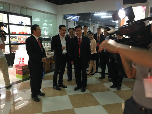 2016年4月18日仲禮公司參加了由中國陶瓷工業(yè)協(xié)會主辦，北流市人民政府承辦的第六屆中國（北流）國際陶瓷博覽會，我公司共參加了三個展區(qū)的產(chǎn)品展覽，分別是仲禮展廳、國際展位區(qū)、電商展位區(qū)，展出的產(chǎn)品受到了各級領(lǐng)導(dǎo)、嘉賓、客商的好評。