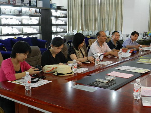 2012年10月20日廣西機(jī)電職業(yè)技術(shù)學(xué)院藝術(shù)設(shè)計(jì)系黨總支書記魏建新一行到我公司進(jìn)行參觀、調(diào)研。