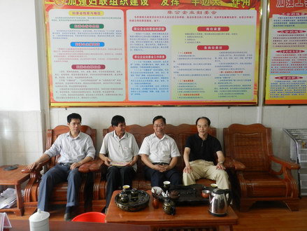 5月23日北流市總工會主席林宗坤慰問我公司自治區(qū)勞動模范覃家運