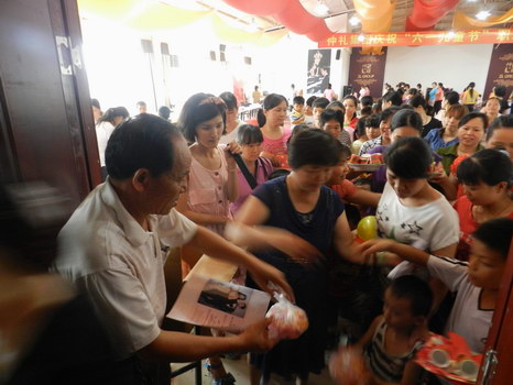 仲禮公司彩繪車間員工在本公司四樓活動場進行歡慶六一親子活動