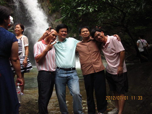 為了慶祝共產(chǎn)黨成立91周年我公司組織黨員們到廣東信宜天馬山、西江溫泉一天游