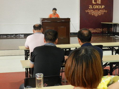 2012年7月14日我公司品管部質(zhì)檢中心主任黃燕霞為部分員工上質(zhì)量管理培訓(xùn)課