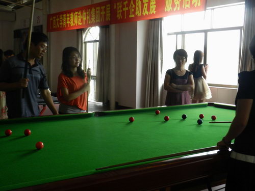 2012年8月4日玉林電臺、玉林電視臺記者一行到我公司舉行聯(lián)歡活動。