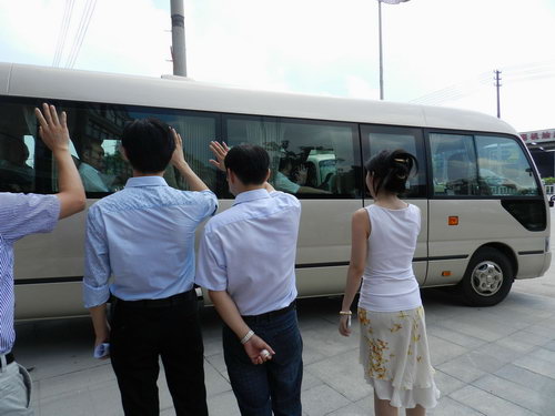 2012年9月3日早上，自治區(qū)黨委常委、統(tǒng)戰(zhàn)部部長范曉莉同志在玉林市委書記金湘軍等玉林市北流市領(lǐng)導(dǎo)的陪同下，深入廣西仲禮企業(yè)集團(tuán)有限公司調(diào)研。