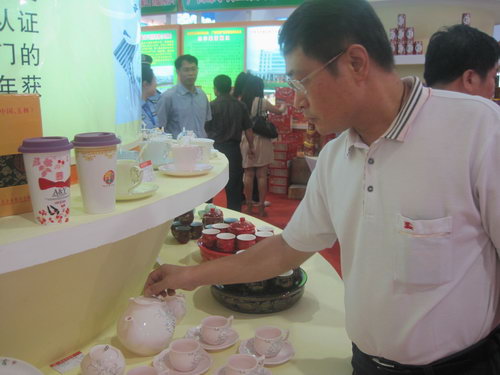 2012年9月23日玉林市第九屆玉博會隆重開幕，玉林市有關(guān)領(lǐng)導(dǎo)來到我公司展位前參觀。