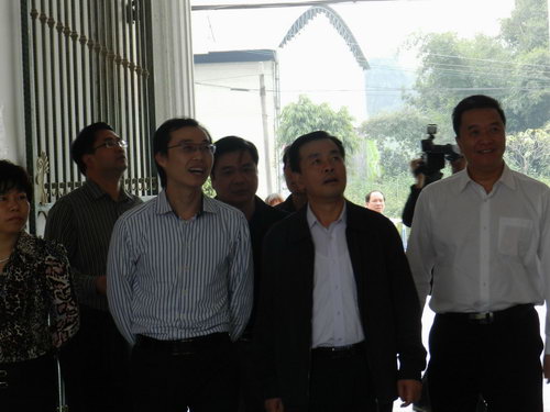 11月5日下午，自治區(qū)統(tǒng)戰(zhàn)部副部長、工商聯(lián)黨組書記劉長林率領(lǐng)統(tǒng)戰(zhàn)部調(diào)研組一行蒞臨仲禮集團考察，深入了解企業(yè)生產(chǎn)經(jīng)營情況、存在問題以及征求企業(yè)的意見，受到了集團營運總裁陳向陽的熱情接待。陳總為劉長林一行介紹了公司的發(fā)展情況并就共同關(guān)心的話題相互交流了意見。