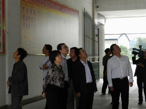 11月5日下午，自治區(qū)統(tǒng)戰(zhàn)部副部長、工商聯(lián)黨組書記劉長林率領(lǐng)統(tǒng)戰(zhàn)部調(diào)研組一行蒞臨仲禮集團考察，深入了解企業(yè)生產(chǎn)經(jīng)營情況、存在問題以及征求企業(yè)的意見，受到了集團營運總裁陳向陽的熱情接待。陳總為劉長林一行介紹了公司的發(fā)展情況并就共同關(guān)心的話題相互交流了意見。