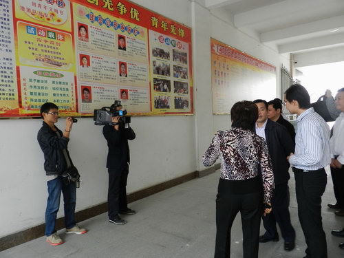 11月5日下午，自治區(qū)統(tǒng)戰(zhàn)部副部長、工商聯(lián)黨組書記劉長林率領(lǐng)統(tǒng)戰(zhàn)部調(diào)研組一行蒞臨仲禮集團考察，深入了解企業(yè)生產(chǎn)經(jīng)營情況、存在問題以及征求企業(yè)的意見，受到了集團營運總裁陳向陽的熱情接待。陳總為劉長林一行介紹了公司的發(fā)展情況并就共同關(guān)心的話題相互交流了意見。