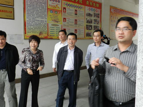 11月5日下午，自治區(qū)統(tǒng)戰(zhàn)部副部長、工商聯(lián)黨組書記劉長林率領(lǐng)統(tǒng)戰(zhàn)部調(diào)研組一行蒞臨仲禮集團考察，深入了解企業(yè)生產(chǎn)經(jīng)營情況、存在問題以及征求企業(yè)的意見，受到了集團營運總裁陳向陽的熱情接待。陳總為劉長林一行介紹了公司的發(fā)展情況并就共同關(guān)心的話題相互交流了意見。