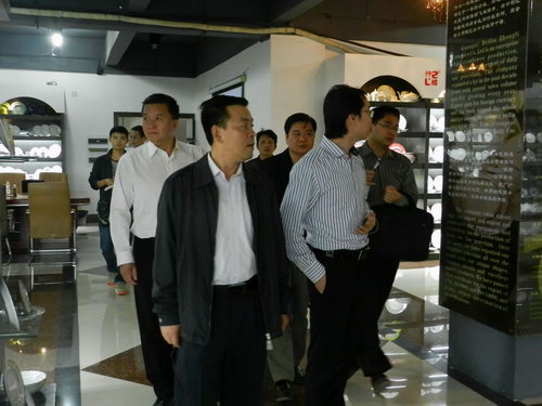 11月5日下午，自治區(qū)統(tǒng)戰(zhàn)部副部長、工商聯(lián)黨組書記劉長林率領(lǐng)統(tǒng)戰(zhàn)部調(diào)研組一行蒞臨仲禮集團考察，深入了解企業(yè)生產(chǎn)經(jīng)營情況、存在問題以及征求企業(yè)的意見，受到了集團營運總裁陳向陽的熱情接待。陳總為劉長林一行介紹了公司的發(fā)展情況并就共同關(guān)心的話題相互交流了意見。