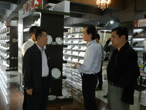 11月5日下午，自治區(qū)統(tǒng)戰(zhàn)部副部長、工商聯(lián)黨組書記劉長林率領(lǐng)統(tǒng)戰(zhàn)部調(diào)研組一行蒞臨仲禮集團考察，深入了解企業(yè)生產(chǎn)經(jīng)營情況、存在問題以及征求企業(yè)的意見，受到了集團營運總裁陳向陽的熱情接待。陳總為劉長林一行介紹了公司的發(fā)展情況并就共同關(guān)心的話題相互交流了意見。