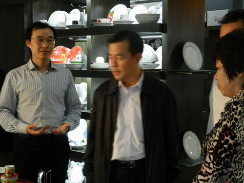 11月5日下午，自治區(qū)統(tǒng)戰(zhàn)部副部長、工商聯(lián)黨組書記劉長林率領(lǐng)統(tǒng)戰(zhàn)部調(diào)研組一行蒞臨仲禮集團考察，深入了解企業(yè)生產(chǎn)經(jīng)營情況、存在問題以及征求企業(yè)的意見，受到了集團營運總裁陳向陽的熱情接待。陳總為劉長林一行介紹了公司的發(fā)展情況并就共同關(guān)心的話題相互交流了意見。