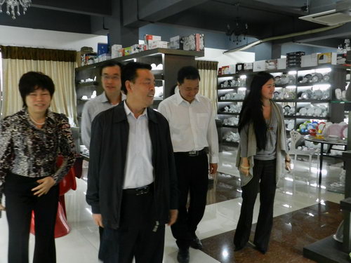 11月5日下午，自治區(qū)統(tǒng)戰(zhàn)部副部長、工商聯(lián)黨組書記劉長林率領(lǐng)統(tǒng)戰(zhàn)部調(diào)研組一行蒞臨仲禮集團考察，深入了解企業(yè)生產(chǎn)經(jīng)營情況、存在問題以及征求企業(yè)的意見，受到了集團營運總裁陳向陽的熱情接待。陳總為劉長林一行介紹了公司的發(fā)展情況并就共同關(guān)心的話題相互交流了意見。