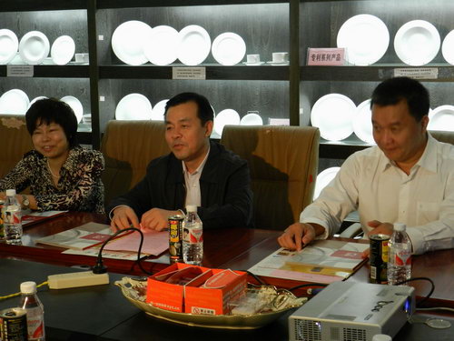 11月5日下午，自治區(qū)統(tǒng)戰(zhàn)部副部長、工商聯(lián)黨組書記劉長林率領(lǐng)統(tǒng)戰(zhàn)部調(diào)研組一行蒞臨仲禮集團考察，深入了解企業(yè)生產(chǎn)經(jīng)營情況、存在問題以及征求企業(yè)的意見，受到了集團營運總裁陳向陽的熱情接待。陳總為劉長林一行介紹了公司的發(fā)展情況并就共同關(guān)心的話題相互交流了意見。