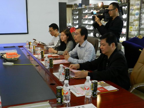 11月5日下午，自治區(qū)統(tǒng)戰(zhàn)部副部長、工商聯(lián)黨組書記劉長林率領(lǐng)統(tǒng)戰(zhàn)部調(diào)研組一行蒞臨仲禮集團考察，深入了解企業(yè)生產(chǎn)經(jīng)營情況、存在問題以及征求企業(yè)的意見，受到了集團營運總裁陳向陽的熱情接待。陳總為劉長林一行介紹了公司的發(fā)展情況并就共同關(guān)心的話題相互交流了意見。